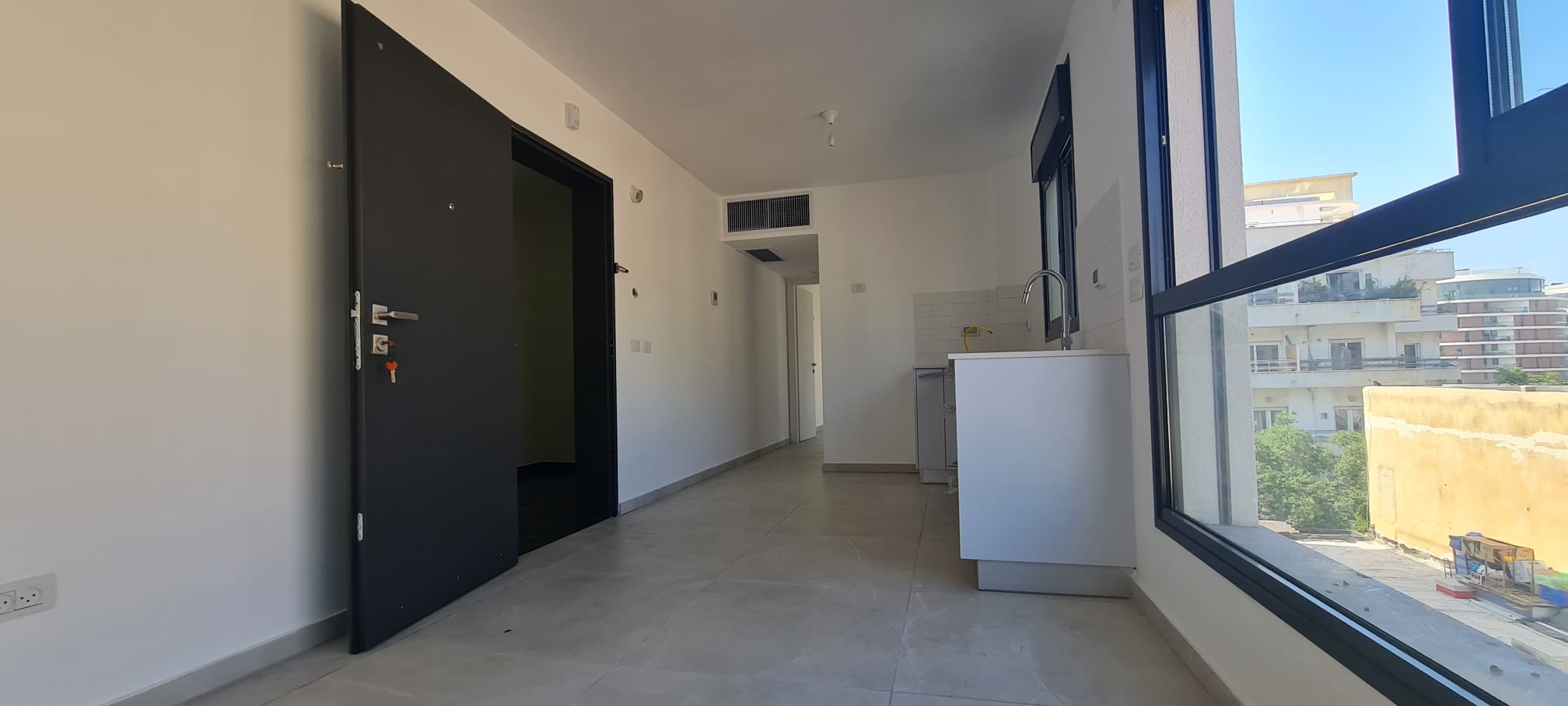 כניסה לדירה