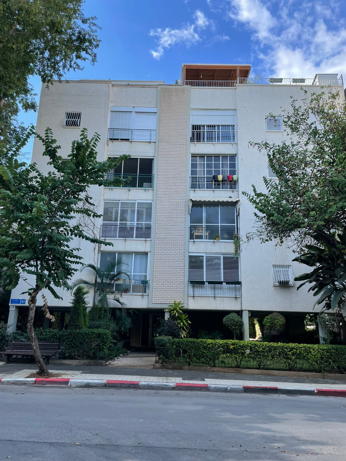 הבניין
