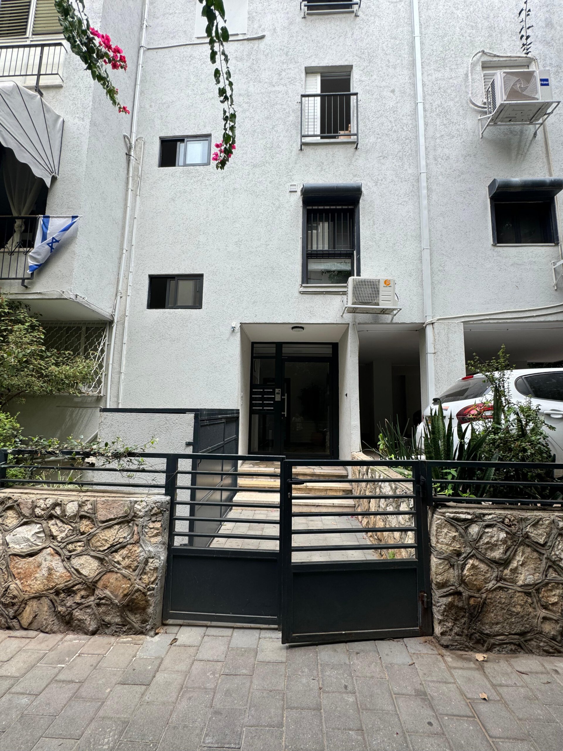 הכניסה לבניין