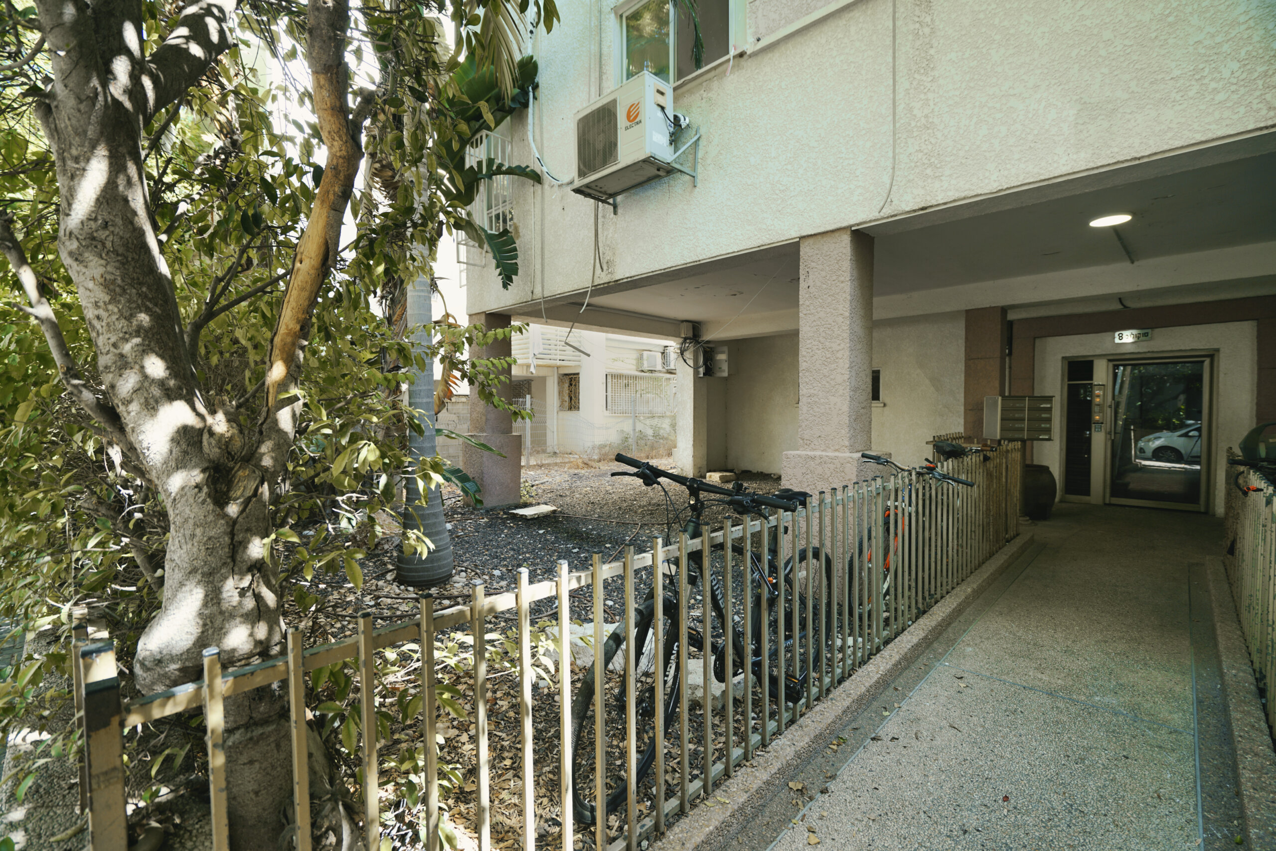 הכניסה לבניין